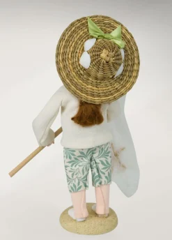 Beach Girl Catching Starfish, Byers Choice, Znau173